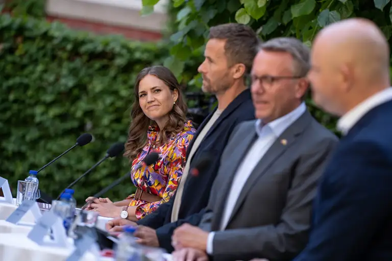 Fra venstre mod h&oslash;jre: Digitaliseringsminister Marie Bjerre, formand for regeringens tech-ekspertgruppe, Mikkel Flyverbom, erhvervsminister Morten B&oslash;dskov og kulturminister Kulturminister Jakob Engel-Schmidt